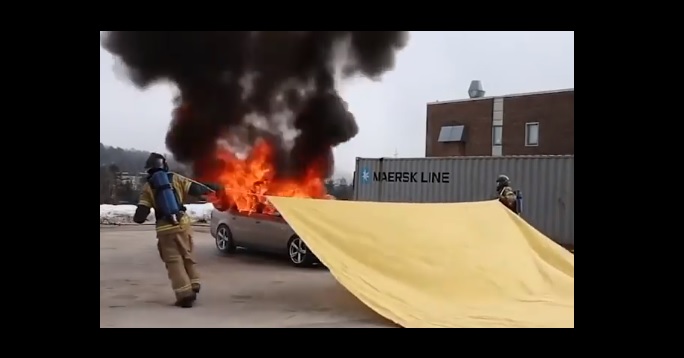 Videó – Zseniális, hogy mennyire egyszerűen oltanak el lángoló autókat egy tűzoltó takaró segítségével