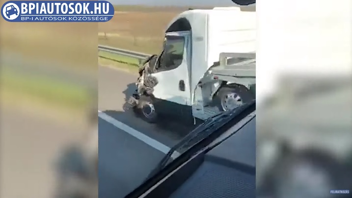 Videó – Csúnyán összetört egy autószállító kedden az M5-ös autópályán