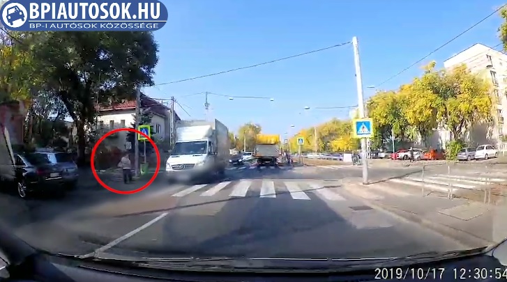 VIDEÓ: Senki nem áll meg bmeg? Az ötödik autónál már elszakadt a cérna…