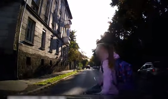 Videó – Zebrán ütötte el az autós a kislányt- megrázó felvételt közölt a rendőrség