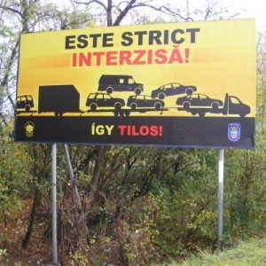 Kétnyelvű plakátkampány indult a horrorkaravánok megfékezésére