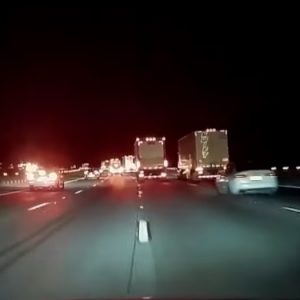 VIDEÓ: Megpróbált a két kamion között elférni. Nem sikerült