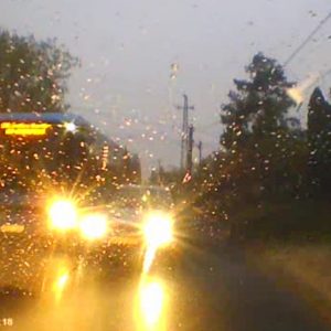 VIDEÓ: Centiken múlott a frontális ütközés Érden. Tudta a dolgát a buszvezető és a kamerázó autós