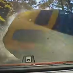 Ilyen elképesztő dashcam felvételt ritkán látunk