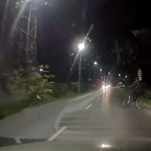 VIDEÓ: Úgy hajtott ki a főútra az idióta biciklis, mint valami öngyilkosjelölt