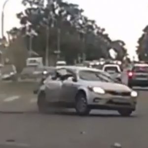 Videó – Vígan húzott át az autós a zöld jelzésen, aztán jobbról jött az igazi meglepi
