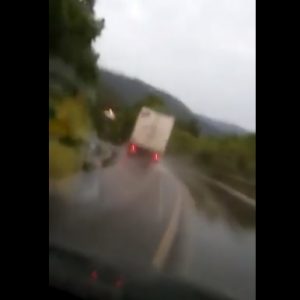 Videó – Elszállt a teherautó fékje a lejtőn, a hős sofőr cselekedetét csodálja mindenki