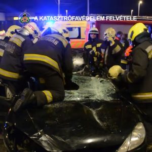 VIDEÓ: A Mester utcai Praktiker oldalának csapódott az éjjel egy autó