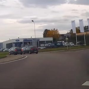 VIDEÓ: Előzés a körforgalomban? Fogd meg a söröm…