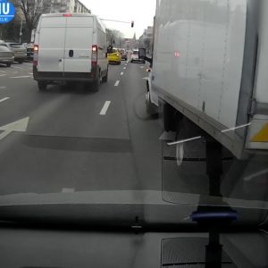 VIDEÓ: Buszsávban előz a kisteher, majd lezúzza olvasónk autóját
