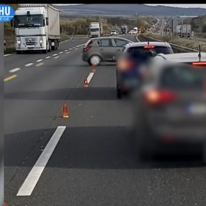 VIDEÓ: Fogta magát és megfordult az M1-esen