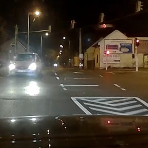 VIDEÓ: Rossz sávból, rossz sávba hajtott. Még neki állt feljebb