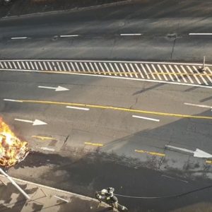 VIDEÓ: Így oltották el a kigyulladt Mercit a Hegyalja úton