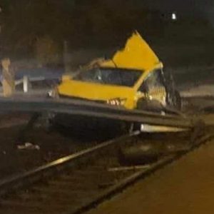 Fotók – Gépkocsival ütközött egy vasúti szerelvény Vecsésen