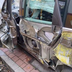 Videón, ahogy telibevágta ma a villamos a Citroent a Döbrentei téren