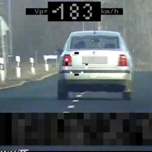 180-al ment egy autós a 90-es táblánál, ráadásul ittasan