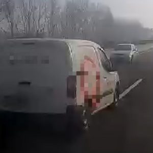 VIDEÓ: Az M2-esen hajtott szembe a forgalommal, kb. 1 órája. Centiken múlt a tragédia