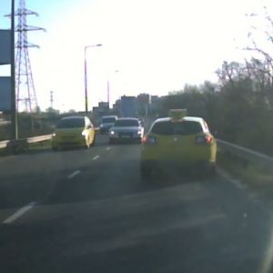 VIDEÓ: Volt sikítás ebben a taxiban tegnap reggel. Várjuk a rendőrség reakcióját