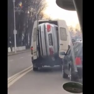 VIDEÓ: Szállítás? Akkor lapjával a BMW-t!