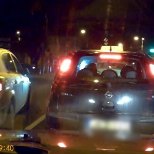 VIDEÓ: Szabálytalankodik, megcsapja a tükröd, majd továbbhajt