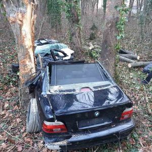 Hatalmas sebességgel repült le az útról a BMW. Ketten meghaltak