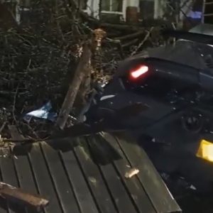 VIDEÓ: Hóember jelmezben mászott ki, a házba csapódott, rommá tört Lamborghiniből a focista
