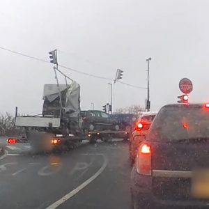 VIDEÓ: Horrorkaravánnal tahóskodott az M0-ásról lehajtás után
