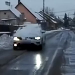 A tetőt és a motorháztetőt is!!! Büntethet és büntetnie is kéne a rendőrségnek emiatt