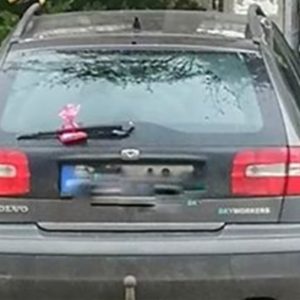 Óriási arcok vannak egy kapuvári parkolócégnél