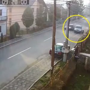 VIDEÓ – Csak centiken múlott a járdán sétáló élete, amikor két autó ütközött