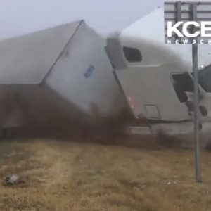 VIDEÓ: Szörnyű baleset történt Texasban. Letarolta a mentőszemélyzetet egy kamion