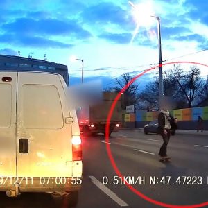 VIDEÓ: A Könyves Kálmán körút közepén, forgalommal szemben gördeszkázott