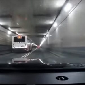 VIDEÓ: A New York-i Lincoln alagút, apa és fia gyorsulási verseny közúton, és az eredmény