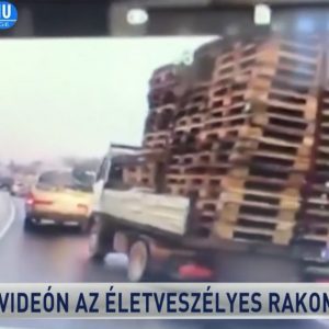 Legalább húsz raklap dülöngélt egymásra pakolva egy teherautó platóján