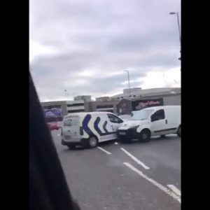 VIDEÓ: Roncsderbit rendezett az utcán egy parkolási bírság miatt a dühös autós