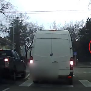 VIDEÓ: A soproni tahó nem aprózta el. A Suzuki sofőrjének szerencséje volt