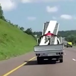 VIDEÓ: Ráfeküdt a cuccokra a platón, csúnya vége lett
