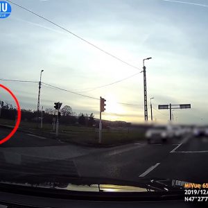 VIDEÓ: Nem ez a legjobb megoldás az Egér úton, ha elrontod a kihajtót