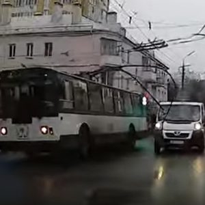 VIDEÓ: Troli áramszedője nyársalta fel az autót