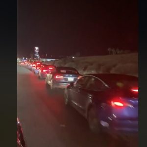 VIDEÓ: Éppen vettél volna egy Teslát? Nem fogsz! :)