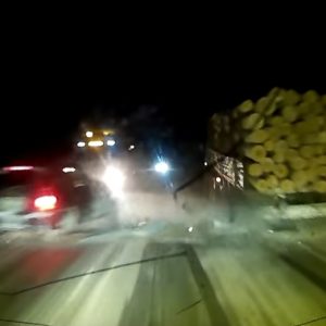 VIDEÓ: Ő nem az útviszonyoknak megfelelően közlekedett. A mögötte haladónak pedig óriási mákja volt