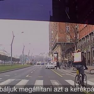 VIDEÓ: Biciklist is büntettek 50 ezerre, mert átment a piroson