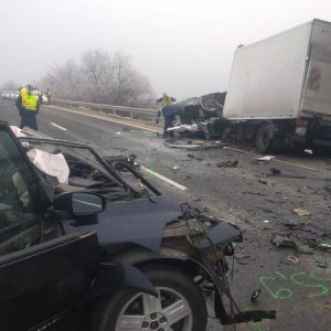 FOTÓK: Durva baleset történt a 6-os úton – Teherautóval karambolozott egy személygépkocsi, egy ember életét vesztette