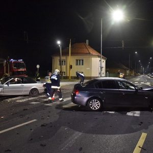 FOTÓK: Két vétlen autós ütközött egy szabálytalan harmadik miatt