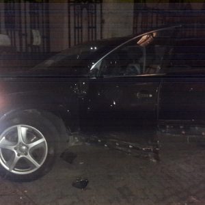 VIDEÓ: Lezúzta az Audit a járdán, majd tárva nyitva, járó motorral otthagyta azt egy férfi Budapesten