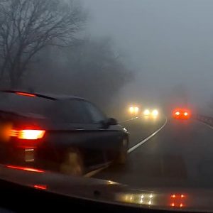 VIDEÓ: Nagy fene köd, záróvonal, szemből jönnek, csúszós út, de neki mindent megér…
