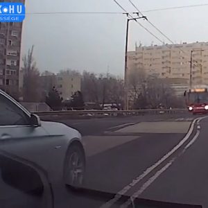 VIDEÓ: Felüljáró, kanyar, dupla záróvonal, de még a troli sem számított