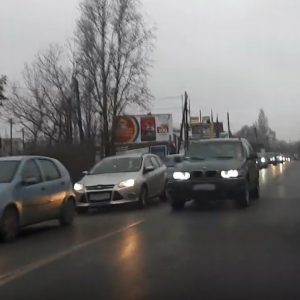 VIDEÓ: Menekülj, ha megindul az X5-ös. A Méta utcán nyerte meg valaki a januári tahóságversenyt ma