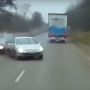Kamion elé lökte a Citroent egy másik autó. Óriásit mentett a kamionos