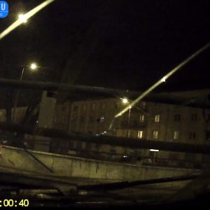 VIDEÓ: Olvasónk a tegnapi, saját belesetével hívja fel a figyelmet a csúszós utakra